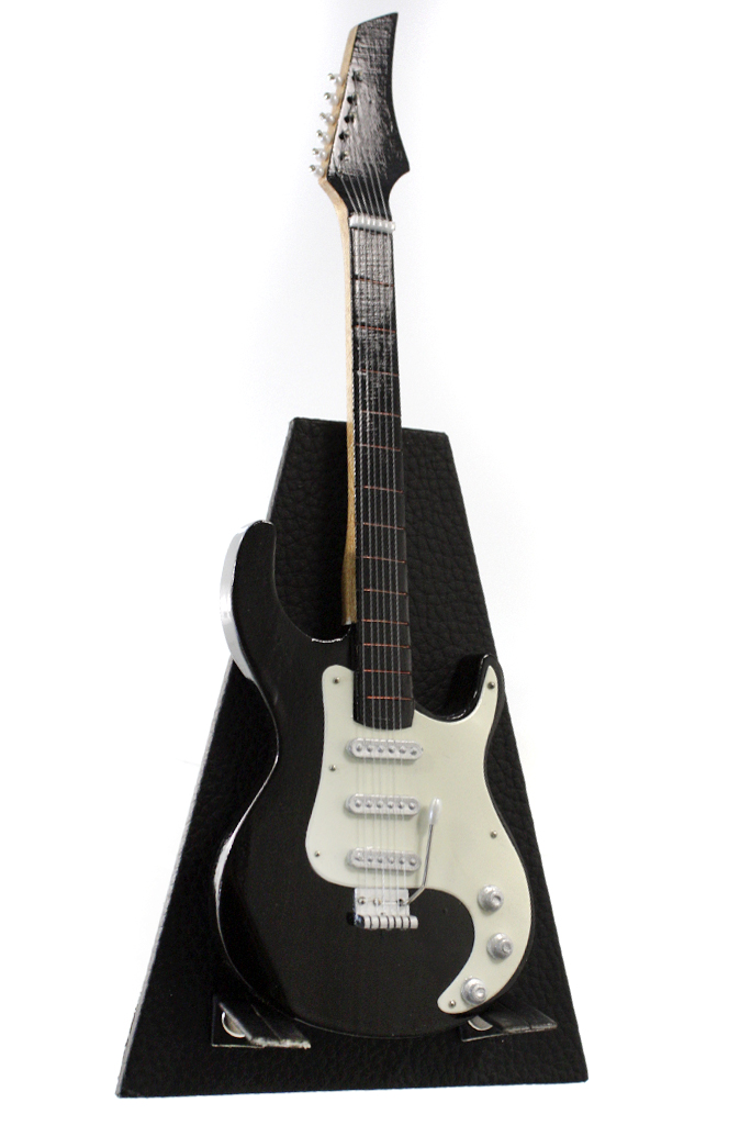 Сувенирная копия гитары Fender Stratocaster чёрная - фото 3 - rockbunker.ru