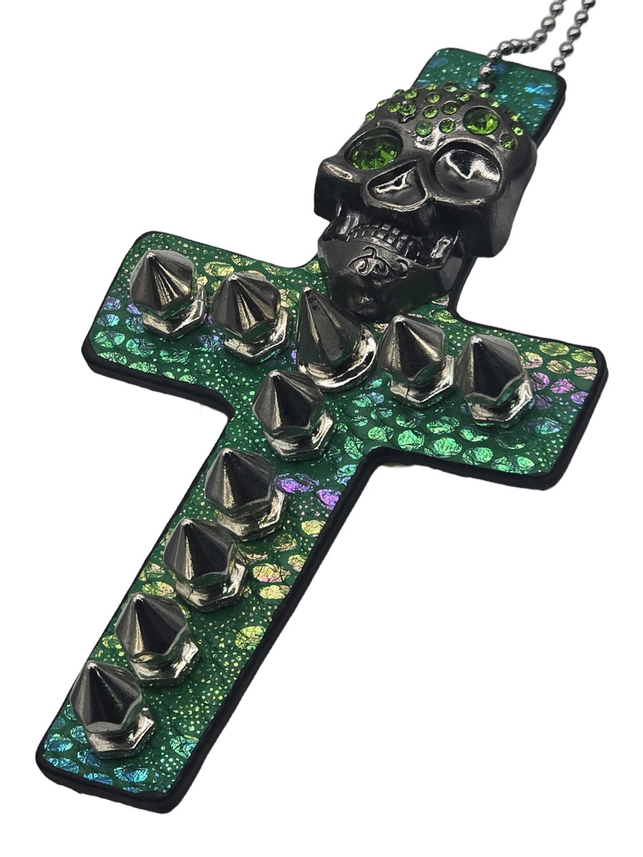 Подвеска Крест с Черепом Стразами и Шипами изумрудный - фото 1 - rockbunker.ru