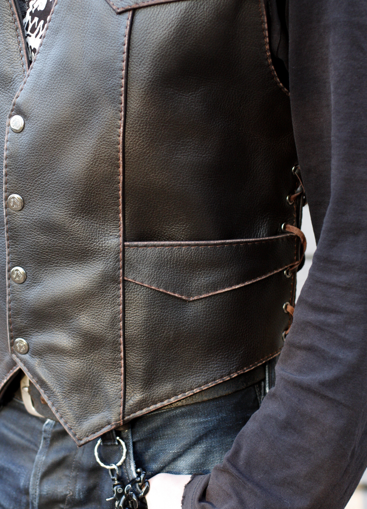 Жилет кожаный мужской RockBunker 061 с двумя карманами - фото 5 - rockbunker.ru